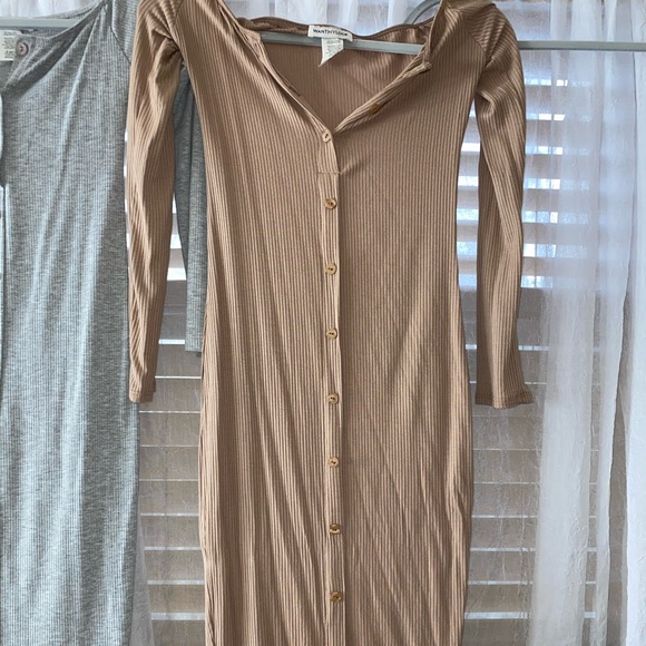 Dresses - Picture 2 of 3